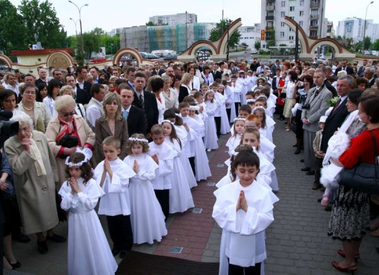 UROCZYSTOŚĆ PIERWSZEJ KOMUNII ŚWIĘTEJ