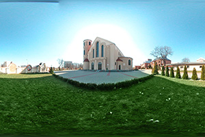 Dziedziniec przed kościołem